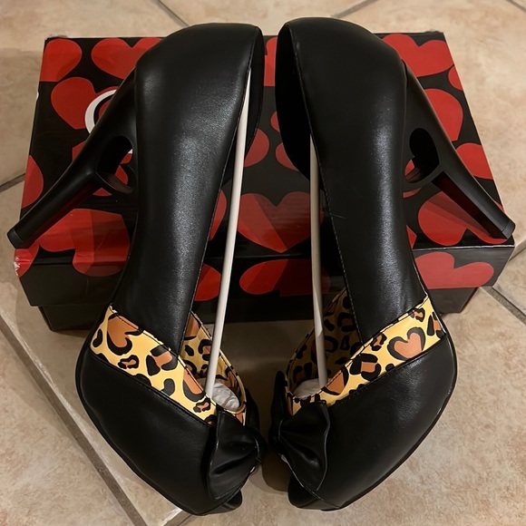 T.U.K. Black Leopard Print Bow Peep Toe with Heart Cut Out Heel size 11 - Picture 2 of 10